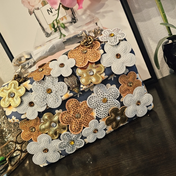 Kurt Geiger Handbags - Kurt Geiger London Kensington Daisy Convertible Shoulder Bag.